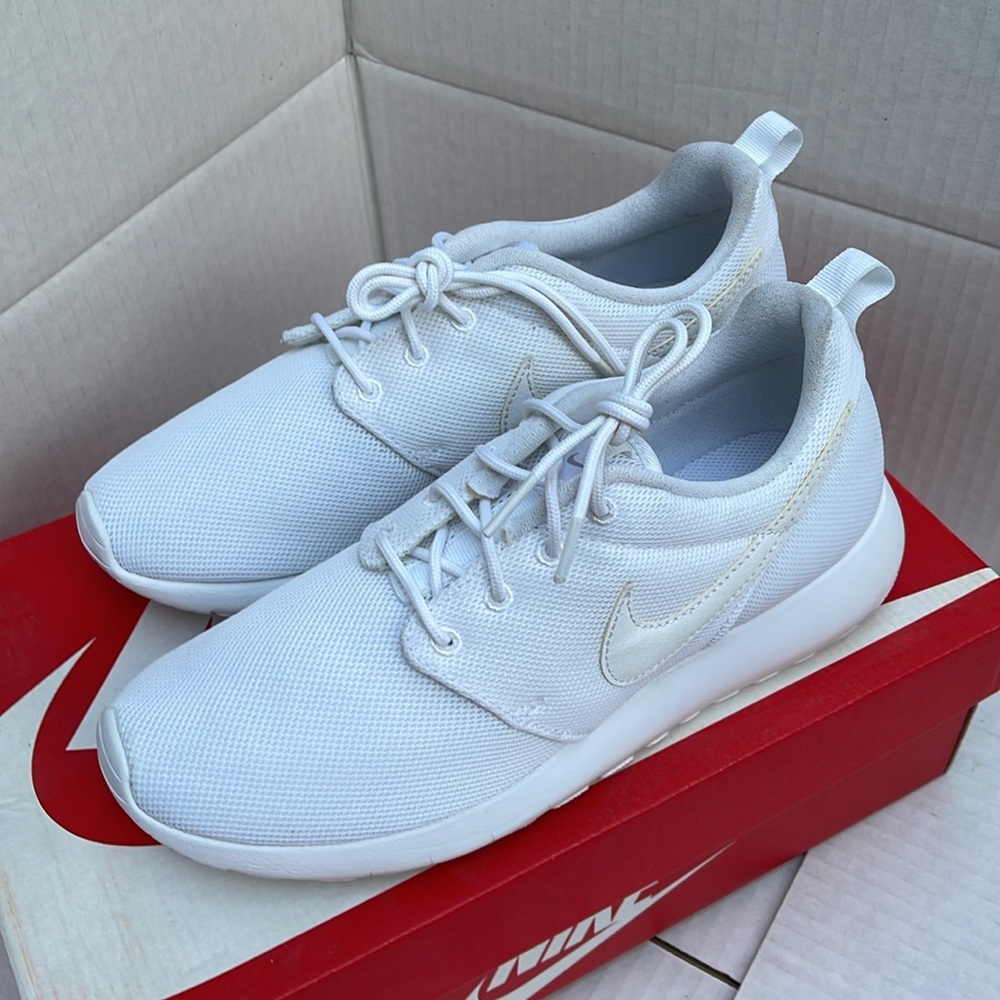 NIKE Roshe Sneakers